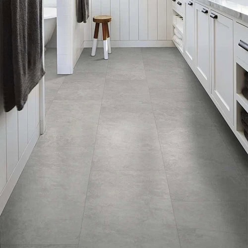 Loseta de suelo vinílico efecto piedra Greenflooring Stone en tono gris, con aislamiento acústico y diseño realista